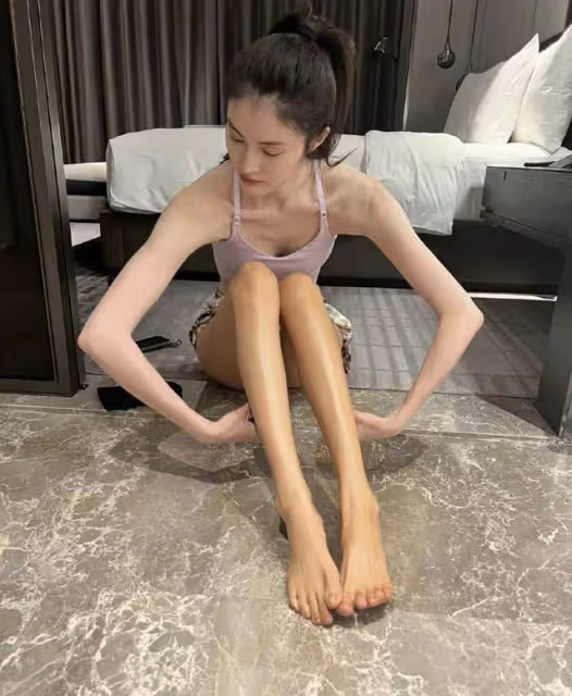 超模何穗自曝成功美黑!酒店內曬塗鴉泳裝照長腿吸睛,曾白到發光