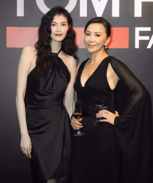 超模何穗自曝成功美黑!酒店內曬塗鴉泳裝照長腿吸睛,曾白到發光