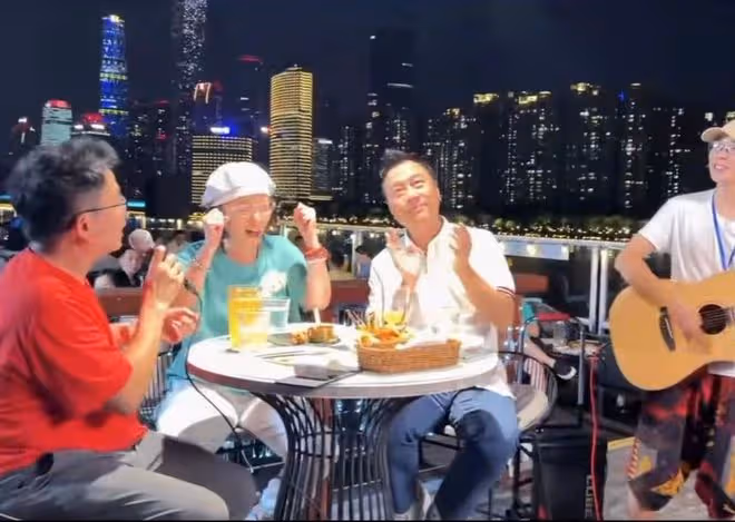 知名港星廣州大排檔聚會,黎耀祥苑瓊丹神采奕奕,路邊唱歌無人識