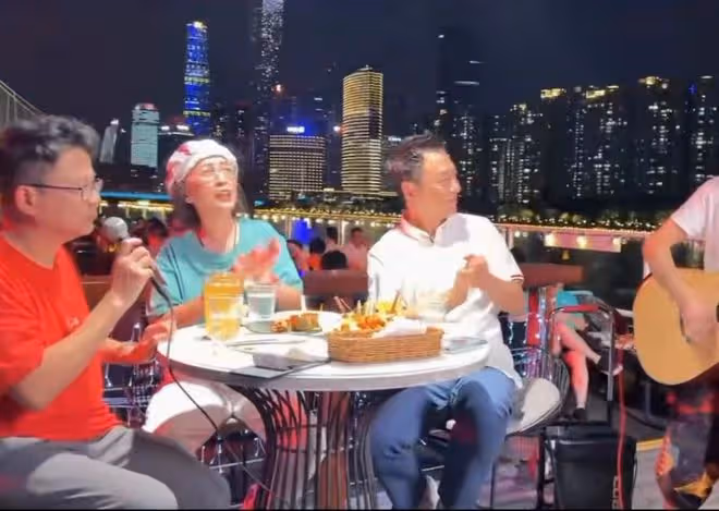 知名港星廣州大排檔聚會,黎耀祥苑瓊丹神采奕奕,路邊唱歌無人識