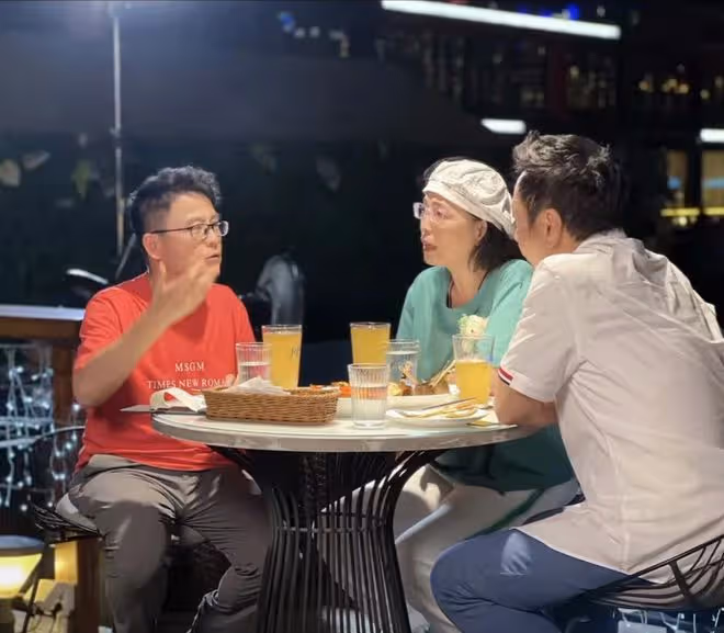 知名港星廣州大排檔聚會,黎耀祥苑瓊丹神采奕奕,路邊唱歌無人識