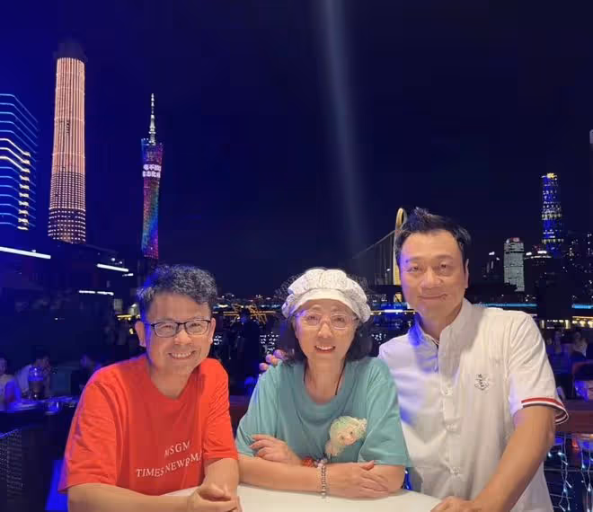 知名港星廣州大排檔聚會,黎耀祥苑瓊丹神采奕奕,路邊唱歌無人識
