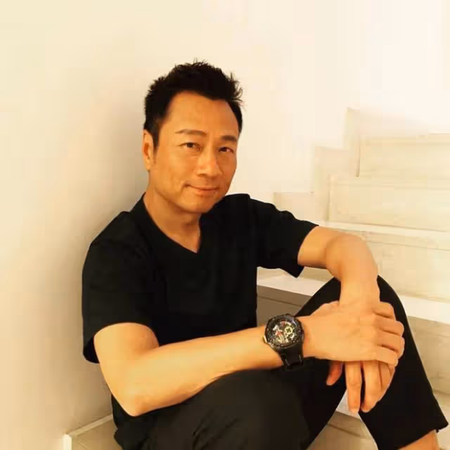 知名港星廣州大排檔聚會,黎耀祥苑瓊丹神采奕奕,路邊唱歌無人識