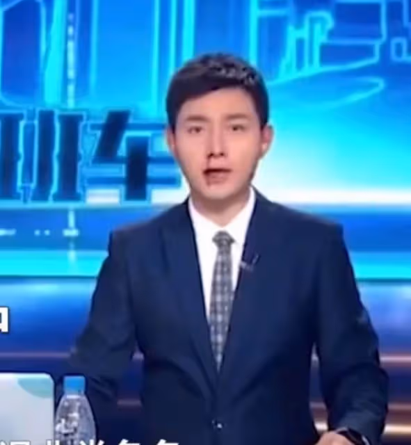 蘇州一男主持直播時流鼻血!血到嘴巴處仍堅持工作,敬業態度獲贊
