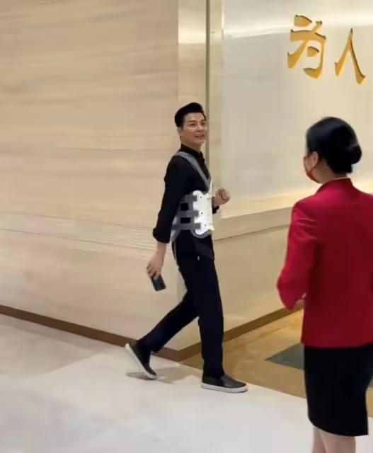 蘇州一男主持直播時流鼻血!血到嘴巴處仍堅持工作,敬業態度獲贊