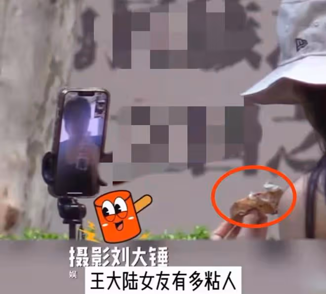 太甜蜜!蔡卓宜穿弔帶在馬路上和王大陸視頻,旁若無人捂嘴笑熱聊