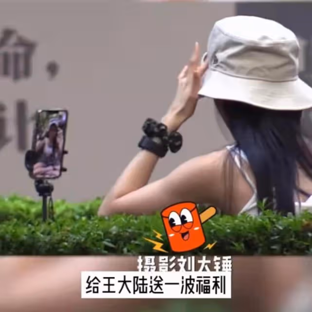 太甜蜜!蔡卓宜穿弔帶在馬路上和王大陸視頻,旁若無人捂嘴笑熱聊