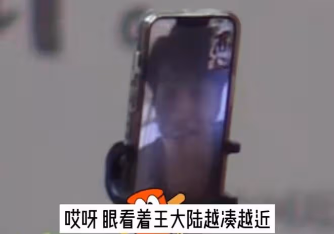 太甜蜜!蔡卓宜穿弔帶在馬路上和王大陸視頻,旁若無人捂嘴笑熱聊