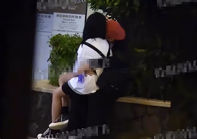 太甜蜜！蔡卓宜穿弔帶在馬路上和王大陸視頻，旁若無人捂嘴笑熱聊