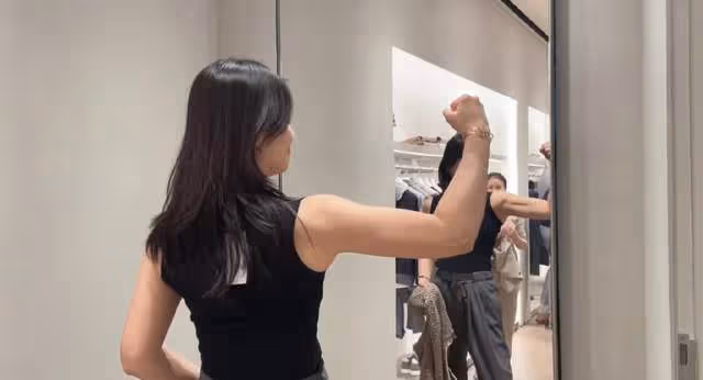 劉濤秀肌肉慶44歲生日,穿百元衣氣質佳,低調逛成都太古里無人識