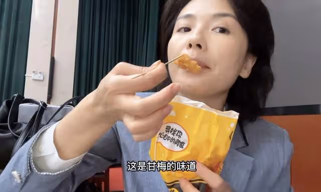 劉濤秀肌肉慶44歲生日,穿百元衣氣質佳,低調逛成都太古里無人識
