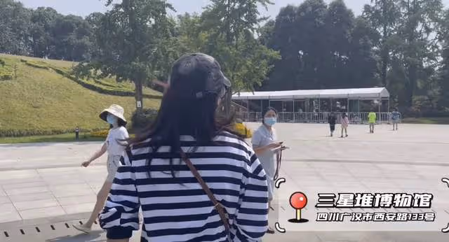 劉濤秀肌肉慶44歲生日,穿百元衣氣質佳,低調逛成都太古里無人識