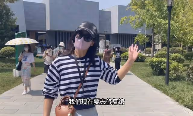 劉濤秀肌肉慶44歲生日,穿百元衣氣質佳,低調逛成都太古里無人識