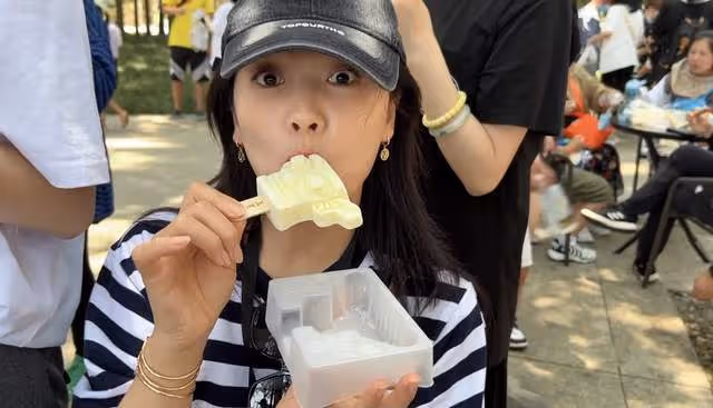 劉濤秀肌肉慶44歲生日,穿百元衣氣質佳,低調逛成都太古里無人識