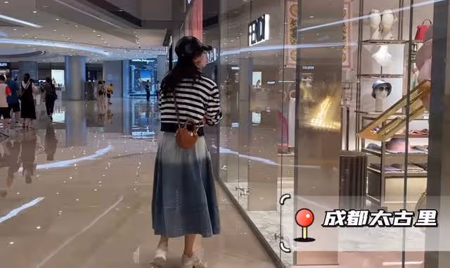 劉濤秀肌肉慶44歲生日,穿百元衣氣質佳,低調逛成都太古里無人識