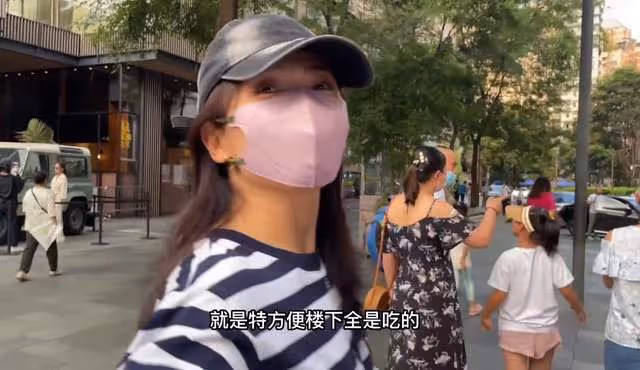 劉濤秀肌肉慶44歲生日,穿百元衣氣質佳,低調逛成都太古里無人識