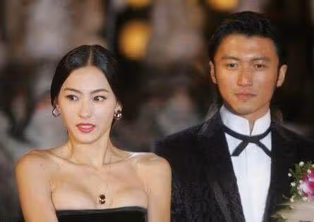 離婚9年還沒放下?張柏芝發文疑暗懟謝霆鋒,表情被指太刻意