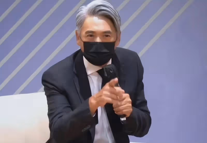 67歲周潤發近照曝光,滿頭銀髪皮膚鬆弛,「卻比28歲時還帥氣」網友:活出了自己的風采