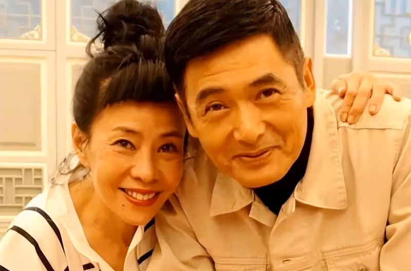 67歲周潤發近照曝光,滿頭銀髪皮膚鬆弛,「卻比28歲時還帥氣」網友:活出了自己的風采