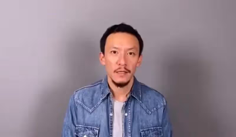 男神形象破滅!45歲張震為明星好友送祝福,臉頰凹陷瘦到脫相,網友直呼:認不出