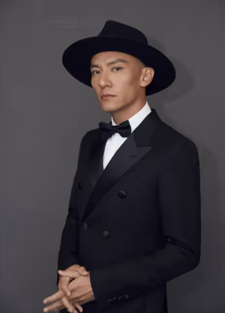 男神形象破滅!45歲張震為明星好友送祝福,臉頰凹陷瘦到脫相,網友直呼:認不出