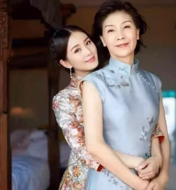 看到照片後我羨慕了!只比吳奇隆「大2歲的丈母娘」有多美,水藍色旗袍保養得宜「盡顯優雅」,網友:根本沒法叫「媽」