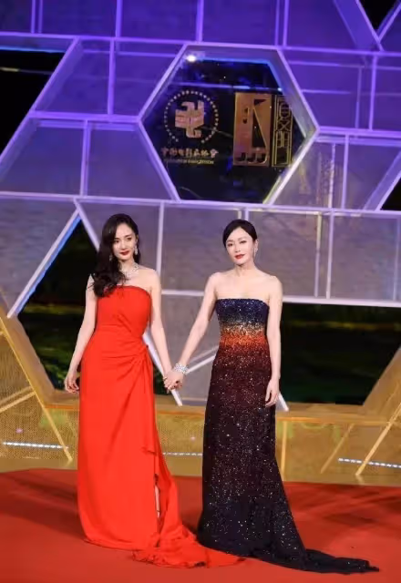 79年的秦嵐和86年的楊冪同框,同穿抹胸裙看不出年齡差,氣質真好