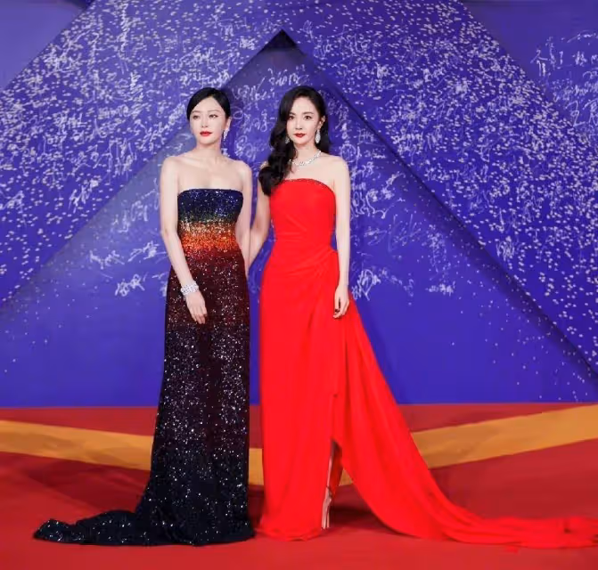 79年的秦嵐和86年的楊冪同框,同穿抹胸裙看不出年齡差,氣質真好