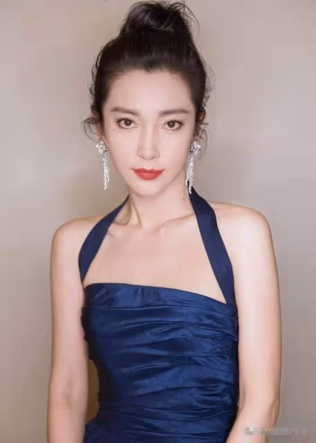 49歲李冰冰穿衣真大膽,「內衣外穿」還不夠,透視蕾絲勒出少女腰,網友:霸氣中不失魅惑