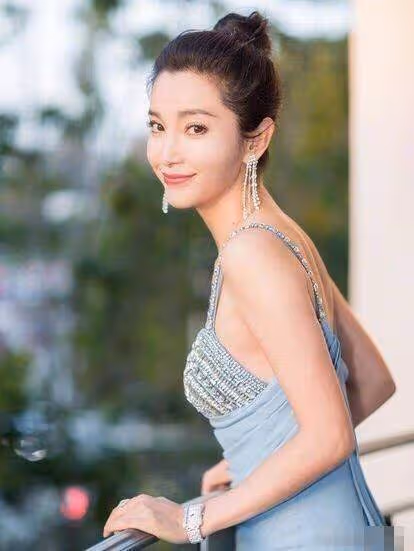 49歲李冰冰穿衣真大膽,「內衣外穿」還不夠,透視蕾絲勒出少女腰,網友:霸氣中不失魅惑