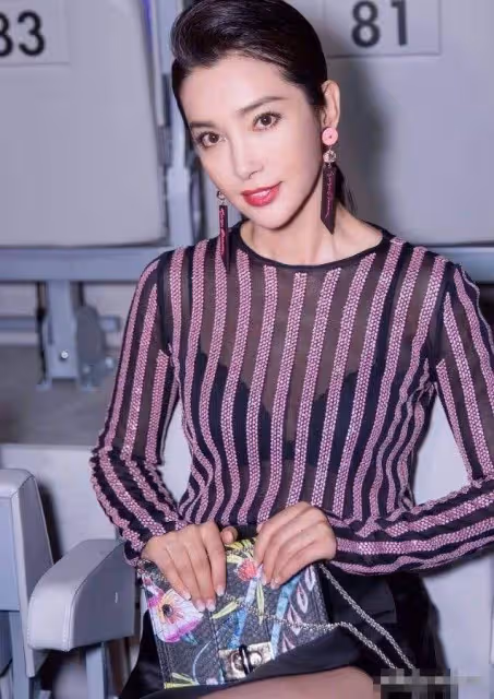 49歲李冰冰穿衣真大膽,「內衣外穿」還不夠,透視蕾絲勒出少女腰,網友:霸氣中不失魅惑