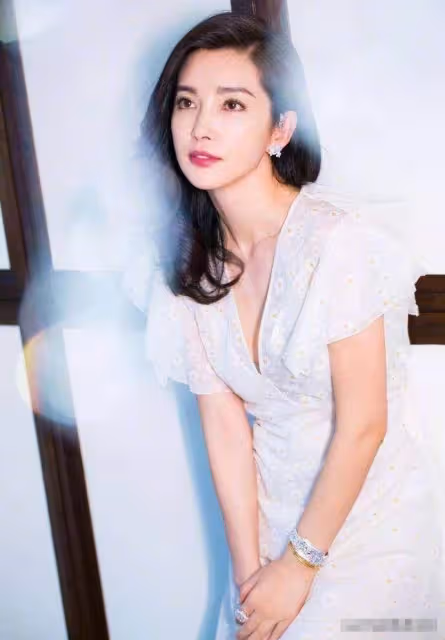 49歲李冰冰穿衣真大膽,「內衣外穿」還不夠,透視蕾絲勒出少女腰,網友:霸氣中不失魅惑