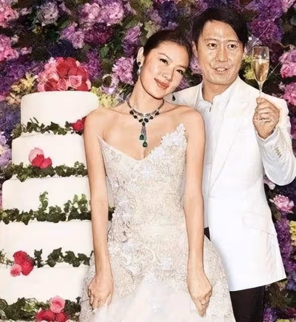 「黎明前妻」41歲樂基兒近況罕曝光!穿露肩長裙抱兒子,蘋果肌凸出身材太豐腴
