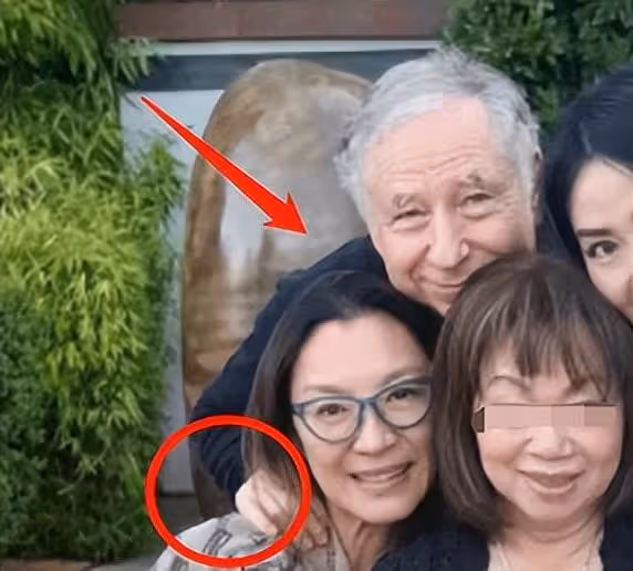 59歲楊紫瓊罕秀恩愛!被77歲未婚夫貼臉露肩,男方白發蒼蒼滿皺紋,網友調侃像父女:是真愛嗎?