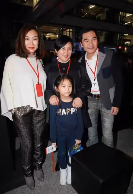 方中信一家三口合體,女兒和爸爸共用一張臉,老婆長相霸氣太男相,網友:品位不一般