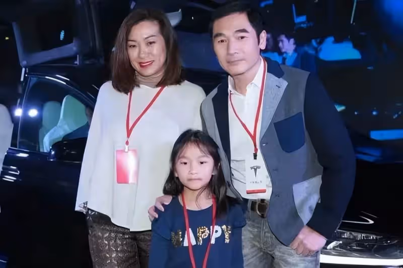 方中信一家三口合體,女兒和爸爸共用一張臉,老婆長相霸氣太男相,網友:品位不一般