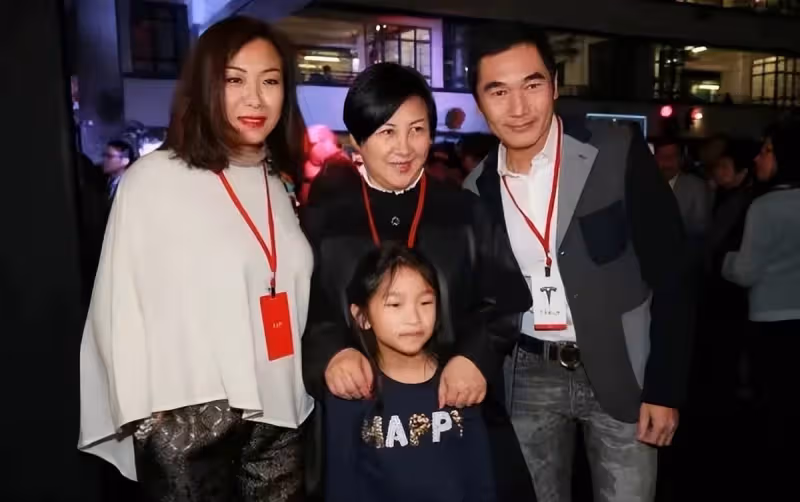 方中信一家三口合體,女兒和爸爸共用一張臉,老婆長相霸氣太男相,網友:品位不一般