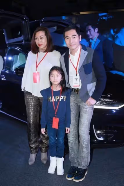 方中信一家三口合體,女兒和爸爸共用一張臉,老婆長相霸氣太男相,網友:品位不一般