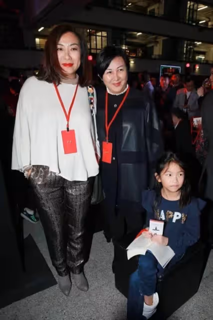 方中信一家三口合體,女兒和爸爸共用一張臉,老婆長相霸氣太男相,網友:品位不一般