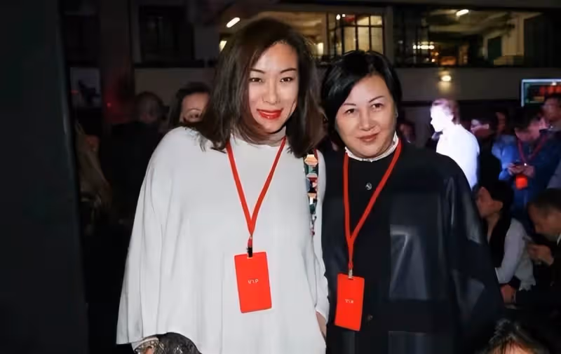方中信一家三口合體,女兒和爸爸共用一張臉,老婆長相霸氣太男相,網友:品位不一般