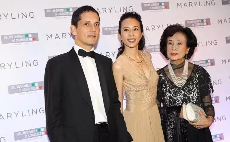 莫文蔚媽媽為女兒站台也真拼,82歲還穿高跟鞋,戴6條項鏈太奢華