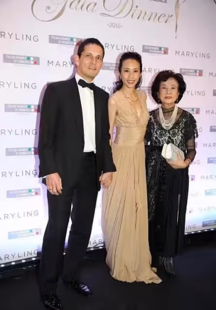 莫文蔚媽媽為女兒站台也真拼,82歲還穿高跟鞋,戴6條項鏈太奢華