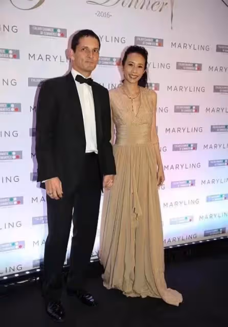 莫文蔚媽媽為女兒站台也真拼,82歲還穿高跟鞋,戴6條項鏈太奢華