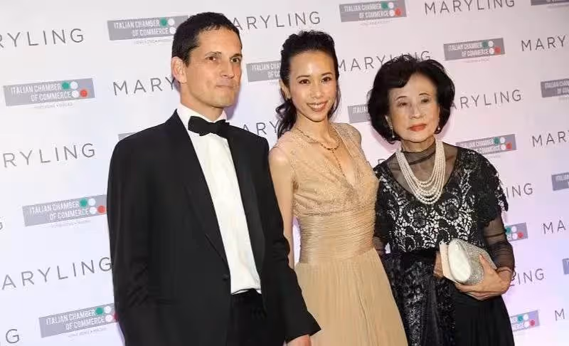 莫文蔚媽媽為女兒站台也真拼,82歲還穿高跟鞋,戴6條項鏈太奢華
