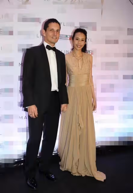 莫文蔚媽媽為女兒站台也真拼,82歲還穿高跟鞋,戴6條項鏈太奢華