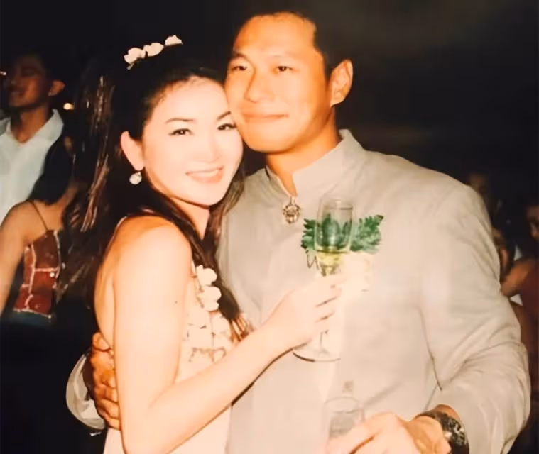 「55歲溫碧霞」豪華遊艇開派對慶生!穿泳衣大秀身材,火辣不輸少女,嘟嘴獻吻老公超甜蜜
