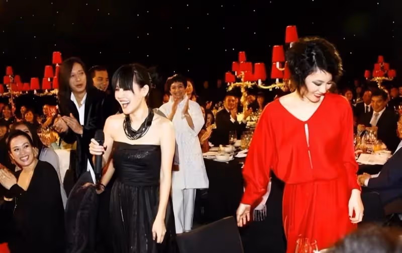 頭一回見王菲這打扮!52歲燙卷髮「化煙熏妝」塗紅唇,像變了個人認不出