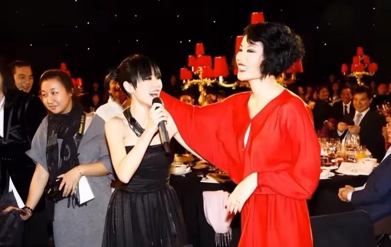 頭一回見王菲這打扮!52歲燙卷髮「化煙熏妝」塗紅唇,像變了個人認不出