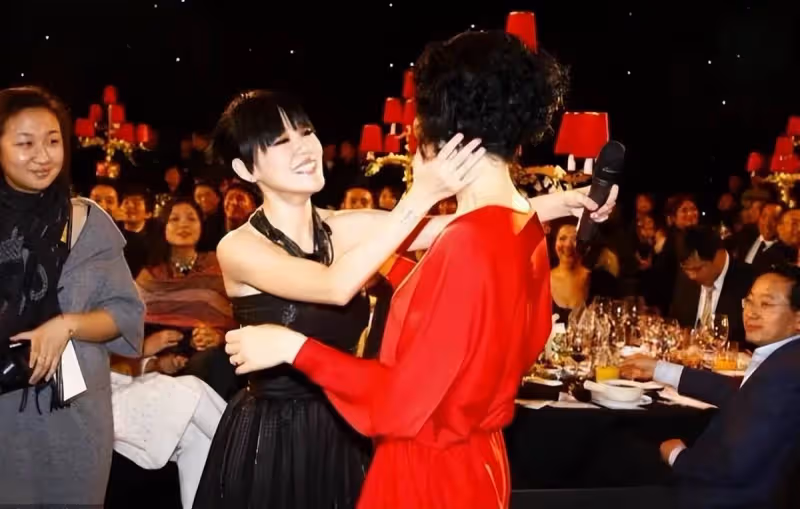 頭一回見王菲這打扮!52歲燙卷髮「化煙熏妝」塗紅唇,像變了個人認不出