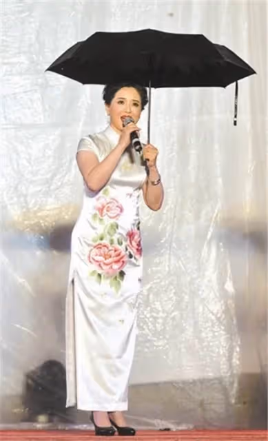 56歲陶慧敏自然老去,不扮嫩也不老氣,穿「黃金旗袍」風韻猶存